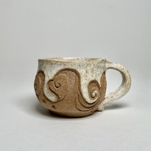 Taza pasta café con esmalte blanco con puntos adentro y por fuera arriba. Pasta expuesta